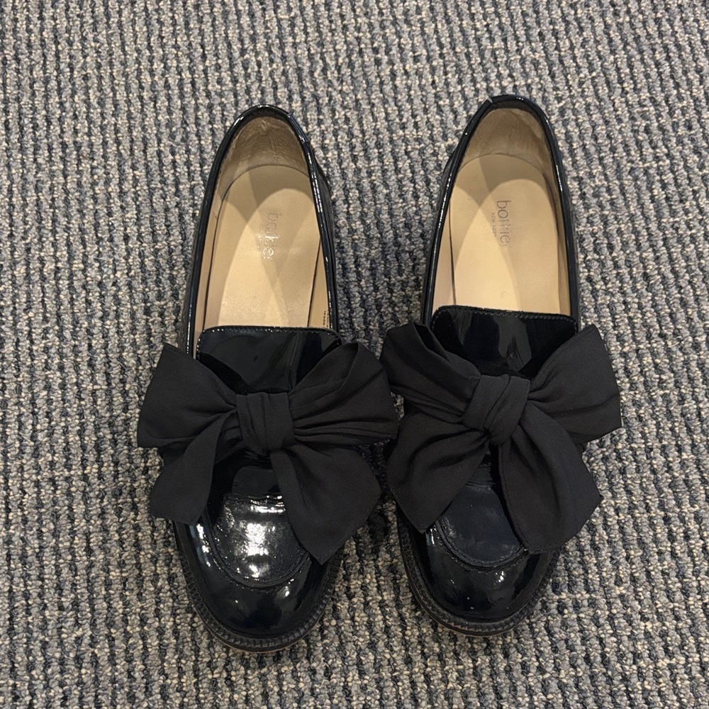 Leather black bow loafers
